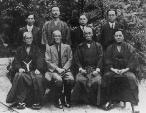 Otto degli uomini che votarono per il cambio di nome del karate nel suo moderno significato, Ottobre 25, 1936.da dietro,da sx a dx: Shinpan Shiroma, Tsuyoshi Chitose, Chosin Chibana, Genwa Nakasone. Avanti da sx a dx: Chotoku Kyan, Kentsu Yabu, Chomo Hanashiro, Chojun Miyagi.