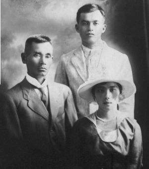 Kentsu Yabu con suo figlio Kenden e la nuora Mitsuye .La foto fatta nel 1921-1922, quando Mitsuye era incinta della figlia Emi