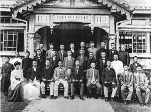 La foto fatta a Meiji 41, or 1908, nella quale Kentsu Yabu appare terzo da destra nella fila dietro. Il posto potrebbe essere la scuola dove Yabu ricevette l’ addestramento a istruttore. Se vero l’ edificio sarebbe parte della scuola per prefetti, dove Ankoh Itosu insegno’ karate dal 1905. Comunque, questo non e’ stato verificato ,in alternativa potrebbe essere la scuola prefetturale numero uno dove Yabu lavoro’ come insegnante. La foto originale appartiene a un uomo di nome Tetsushijo Nakahara,ed e’ presente nella collezione del professore di storia Teruo Hiyanedell universita di Ryukyu. Miyuki Yabe Yasui ebbe la sua copia da sua cugina Ikeda Yabu Yohko mentre era in visita a Shuri nel 1993. Courtesy of the Yabe/Yasui Family Collection.