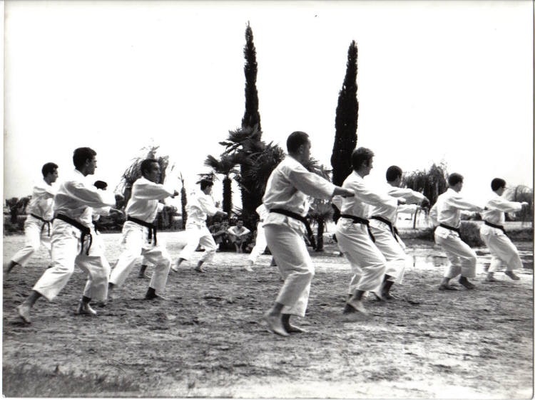 Stage alla aperto della AIK a Riva del Gardan (1967) Al centro della foto il M° Fassi.jpg