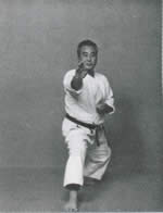 avanzando Ko-Kutsu-Dachi<br>Chudan-Shuto-Uke destro