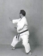 avanzando a 45°<br>Ko-Kutsu-Dachi<br>Chudan-Shuto-Uke destro