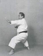 avanzando a 45°<br>Chudan Shuto Uke<br>Ko-Kutsu-Dachi